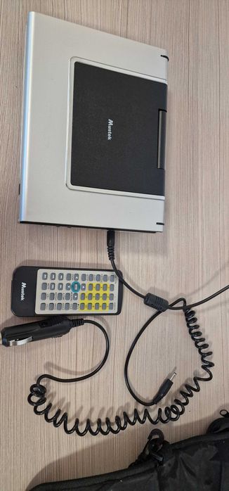 ПРЕНОСИМ DVD ПЛЕЪР MUSTEK С 7″ ЕКРАН с работеща батерия и пълен комплект