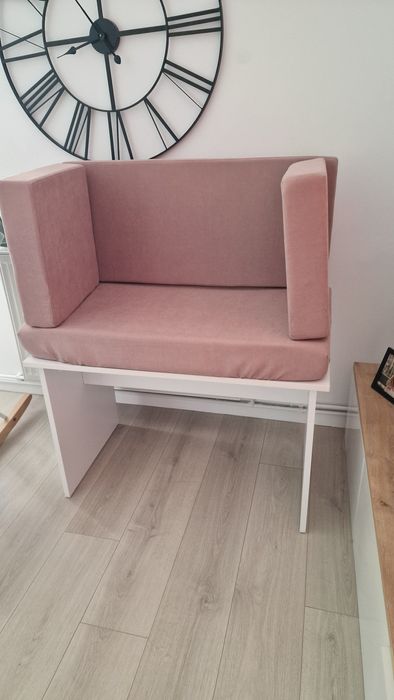 Canapea cu dimensiunea de 96/50/56 cm!