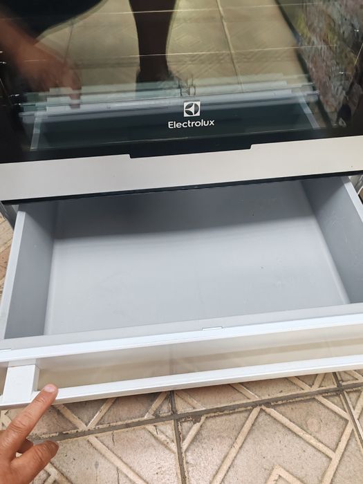 Свободно стояща печка с керамичен плот Electrolux с 2 години Гаранциия