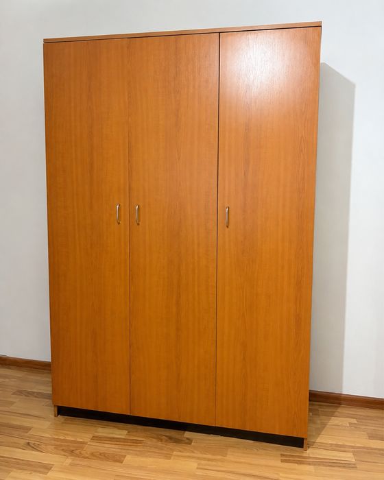 Dulap haine 3 uși, cu rafturi și bară – 200 x 136 x 52 cm