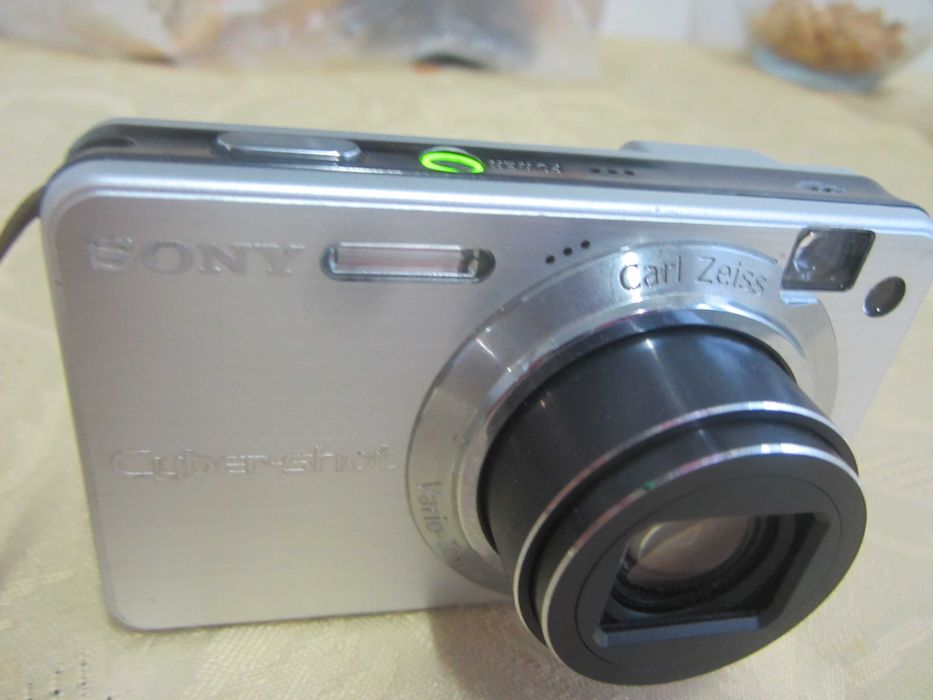 Aparat de fotografiat Sony  cu incarcator ,4 baterii ,card 4 gb