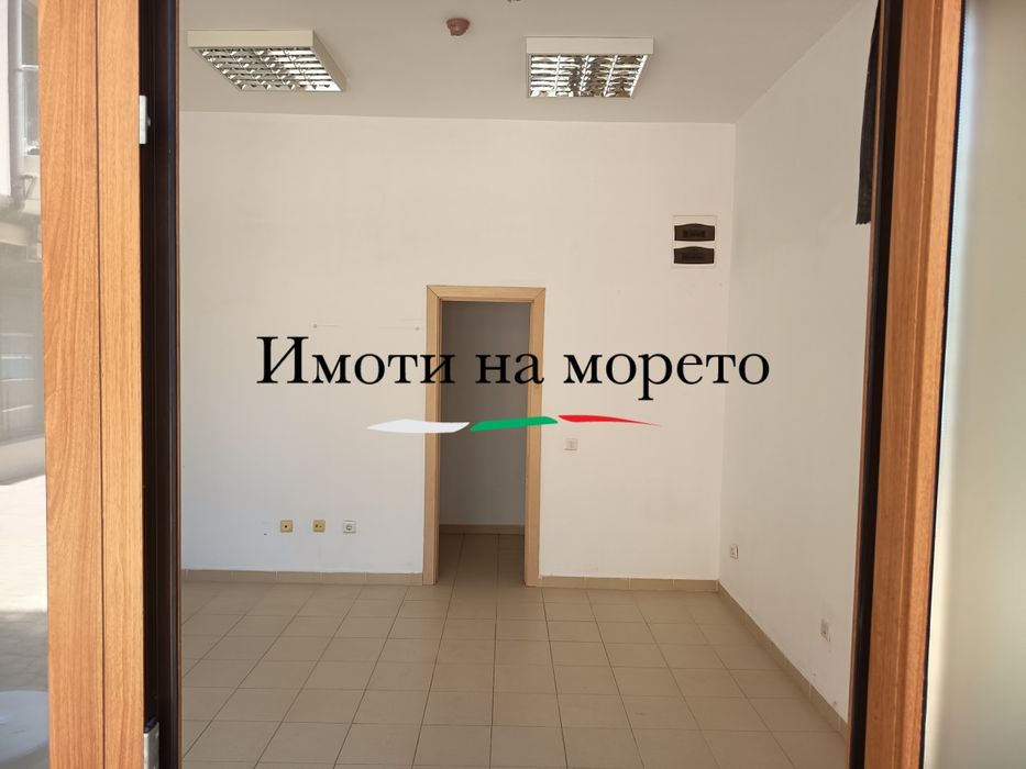 Продавам студио на партер пред басейна в затворен комплекс