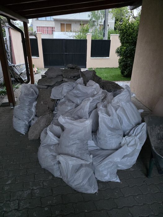 Ridic saci cu deșeuri și moloz din constructii