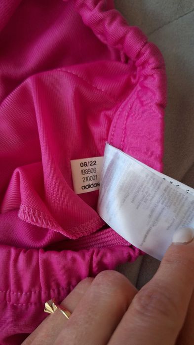 Нов екип Adidas.Без етикет.Размер 164. Става и за xs/s. Розово/циклама