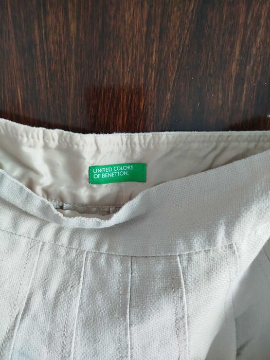 Продавам ленена пола на плисета светло бежов цвят