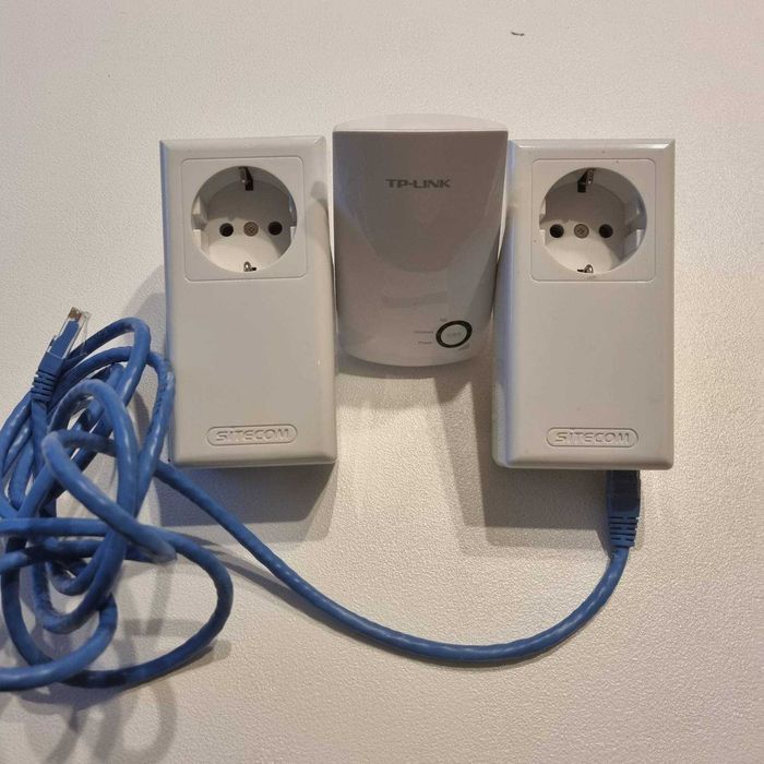 TP-Link Wi-Fi Range Extender si Sitecom Homeplug Plus Socket Dual Pack