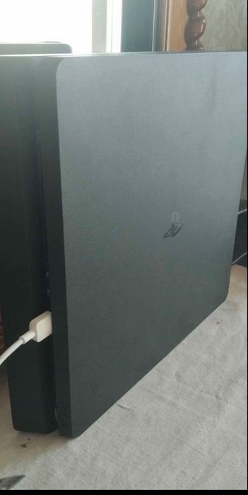 Playstation4 Slim 500 Gb. + Orginalen Djoistik+ igra na disk