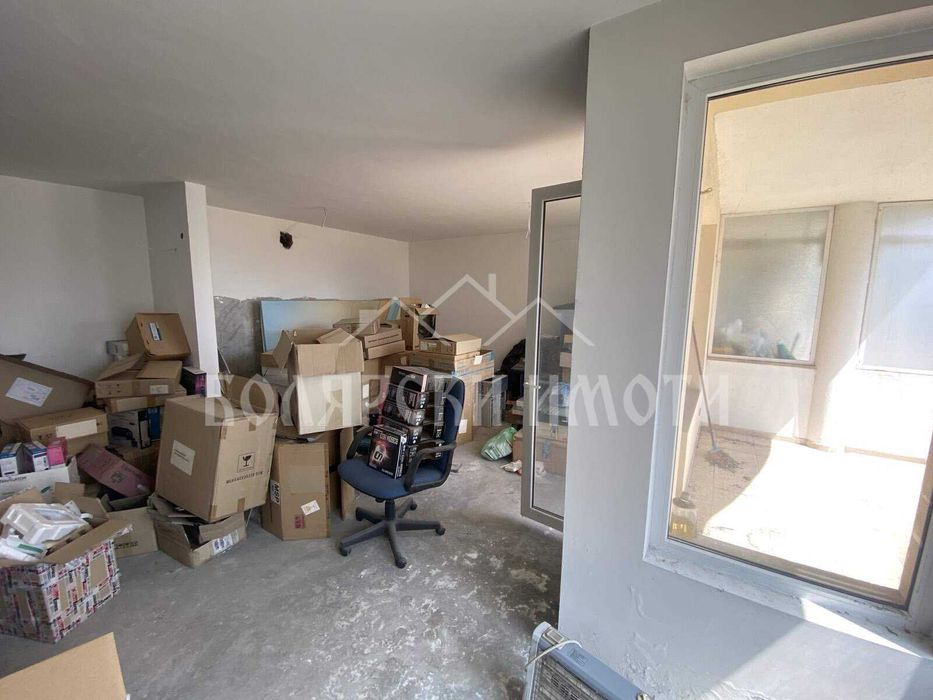 Тристаен апартамент в центъра с гараж