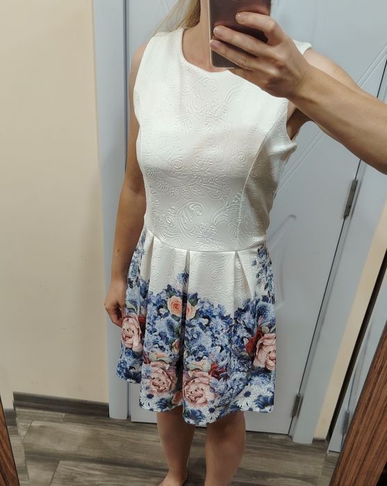 Красива бяла рокля с цветя