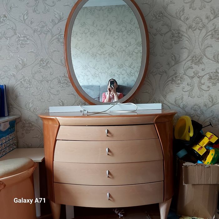 Комод с зеркалом и табуреткой