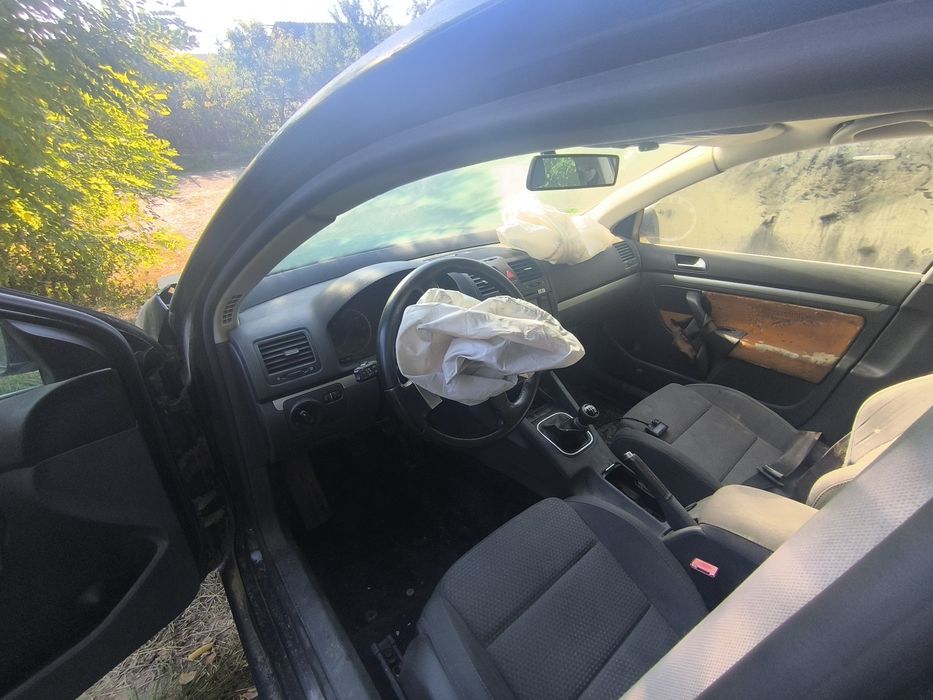 Vand golf 5. An 2007 , avariat, motor si cutie functionale