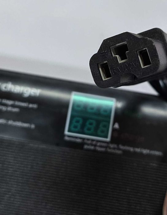 Зарядно устройство 48V за тягови акумулатори с дисплей.