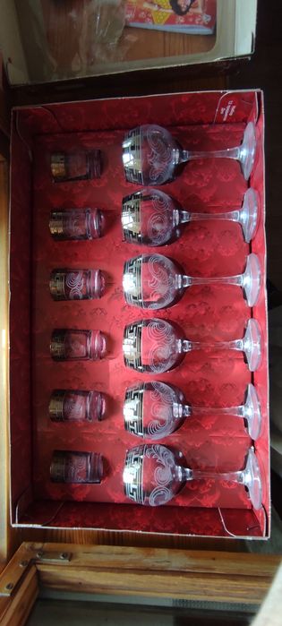 Набор бокалов и рюмок