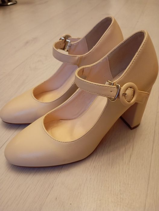 Туфли бежевые 35р