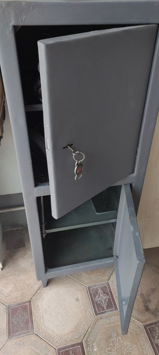 Продается сейф металлический