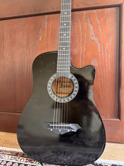 Чорная гитара в отличном качестве