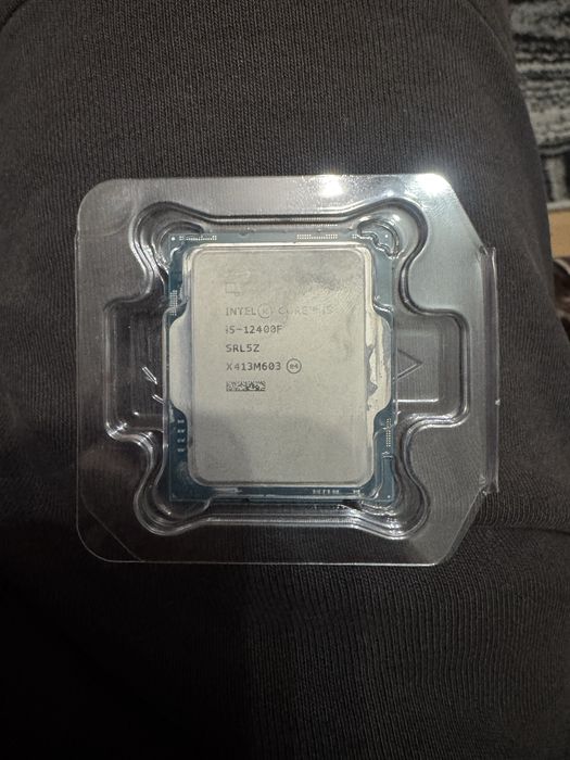 Vând procesor intel i5 12400f
