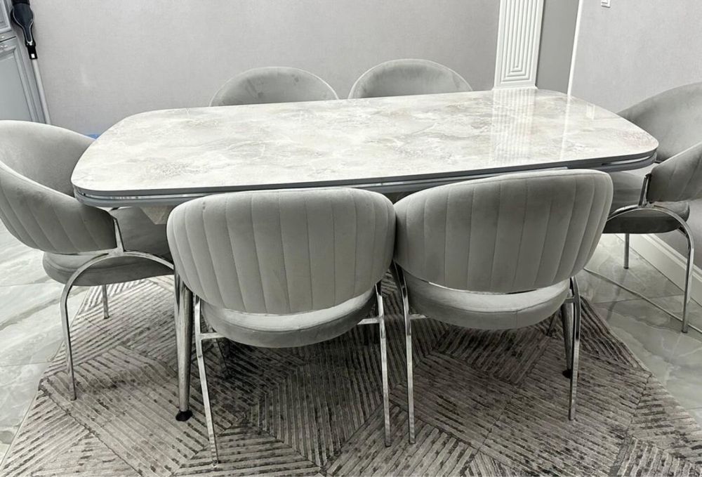 Стол и шесть стульев