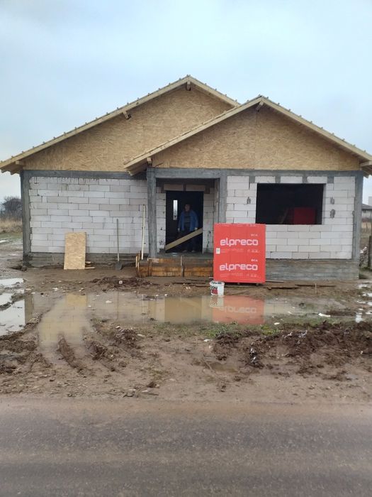 Construcții case la rosu și la cheie