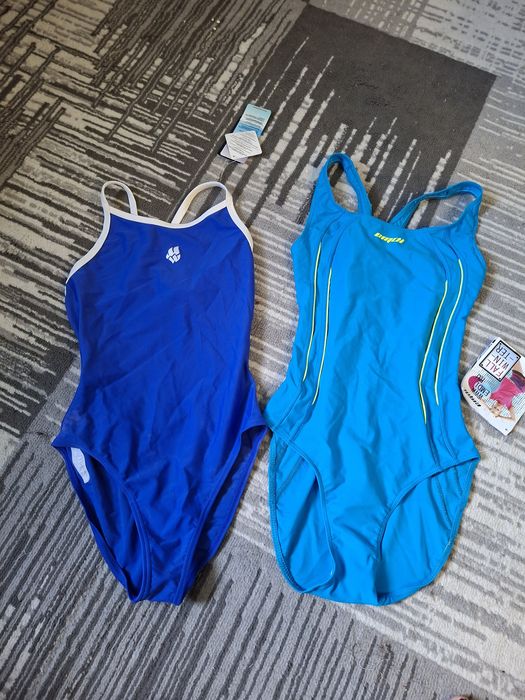 Продам 2 купальника новые