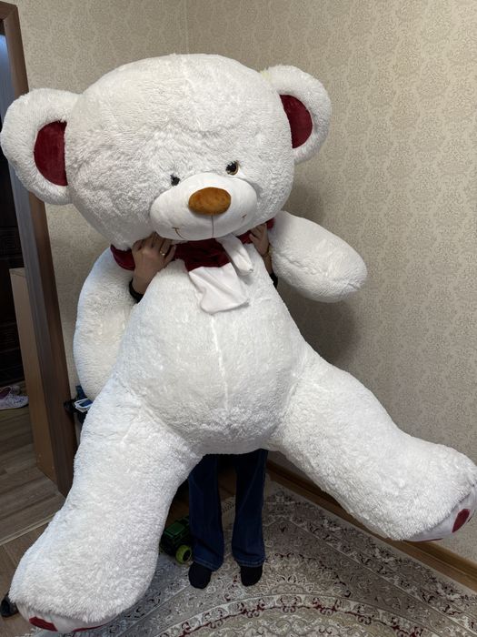 Плюшевый белый медведь