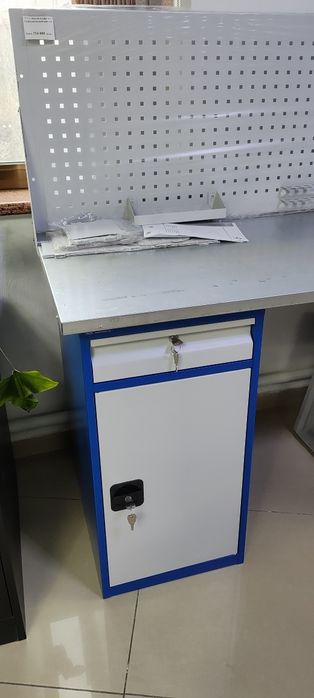 Стол-верстак с перфорированной панелью