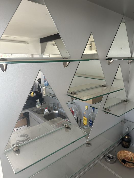 Продавам стъклени рафтове полици заедно с държачите