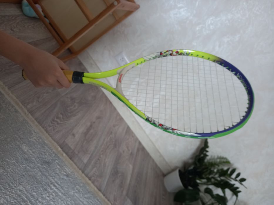Теннисная ракетка