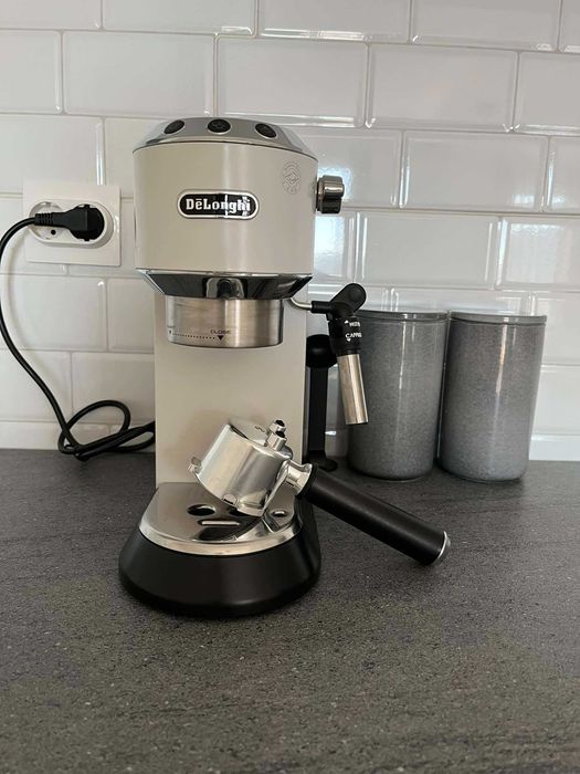 Еспресо кафемашина Delonghi Dedica EC685.W 1350W (Бяла) 15 Bar