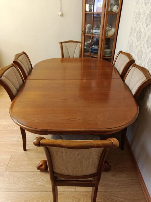 Гостиный стол с панелями