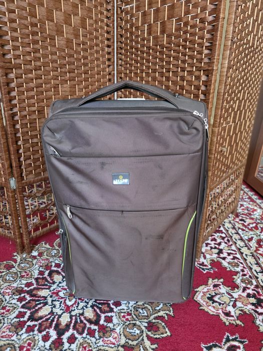 Продам чемодан коричневый