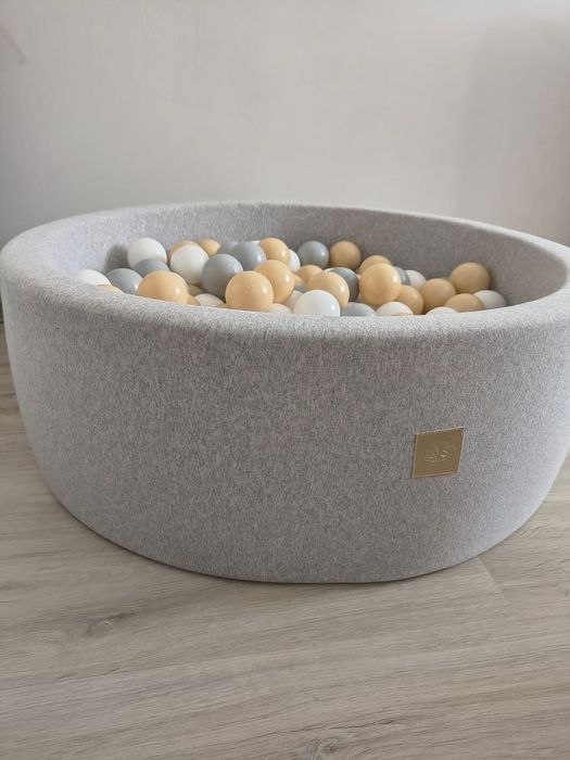 Vând piscină cu bile