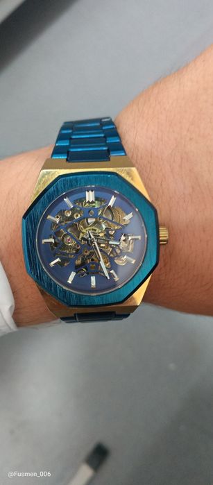 Soat qoʻl uchun zamonaviy koʻk rangda