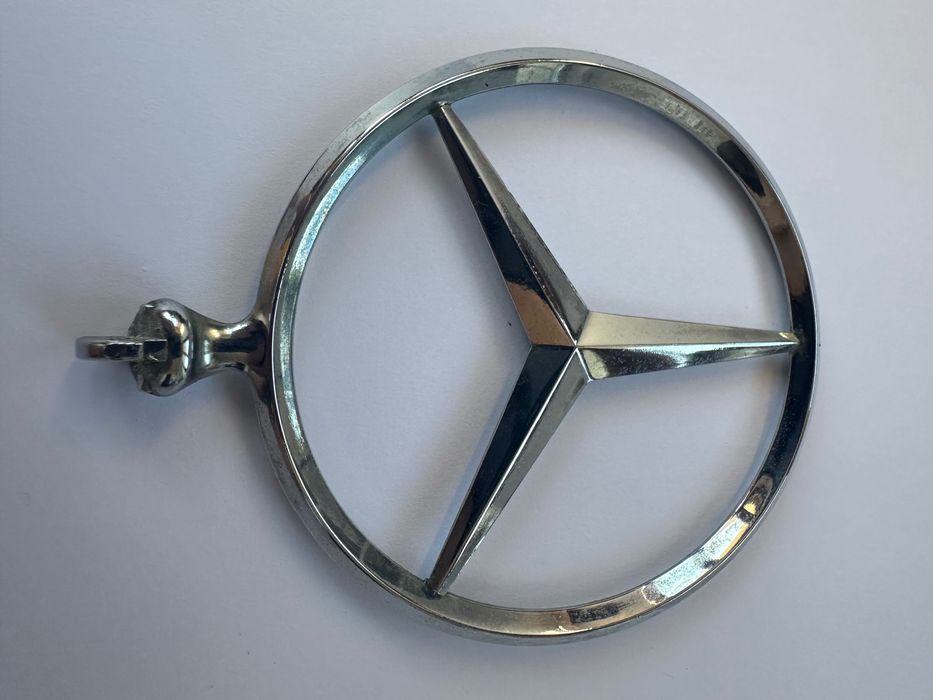 НОВА-Метална емблема Mercedes-Benz (вероятно от по-стари модели или ретро серии от 80-те години).