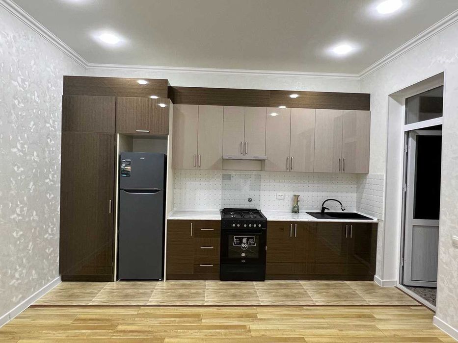 Hovli sotiladi. Laylak mahalla, 11 maktab orqasida, 6 sotix 4 xona