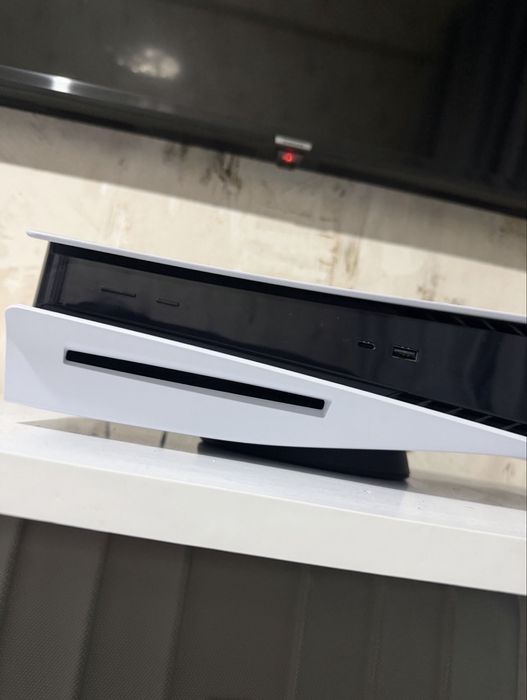 Vand Playststion 5 Disk Edition Urgent! cu 2 controlere