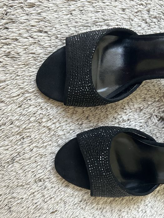 Черни сандали с ток