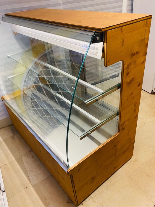 Сладкарска витрина