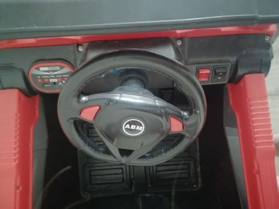 Продаем детскую машину электромобиль