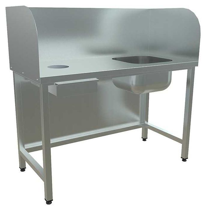 Стол для чистки и мойки рыбы.