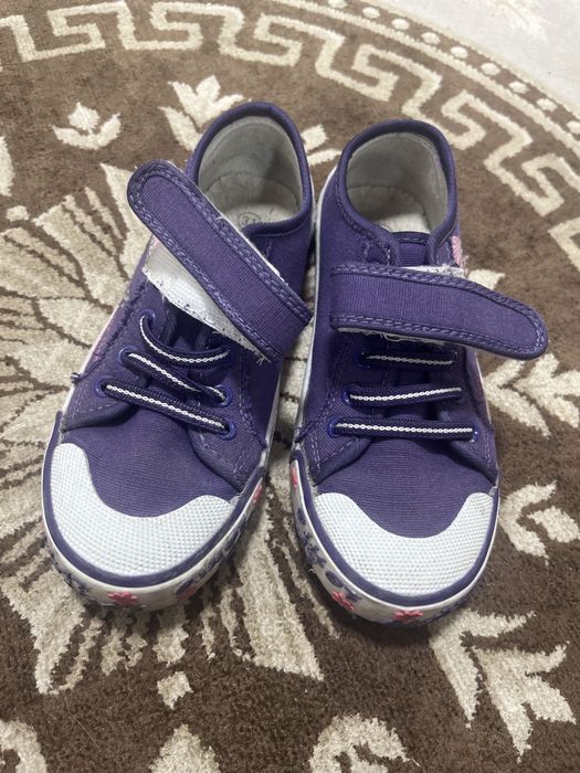 Детские кроссовки за 2000