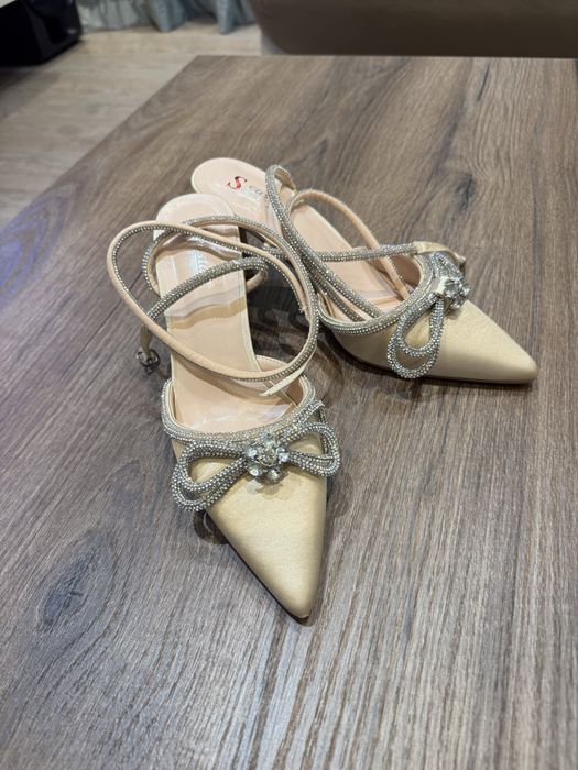 Официални обувки с панделка и камъни