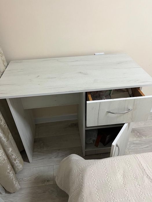 Продам маникюрный стол