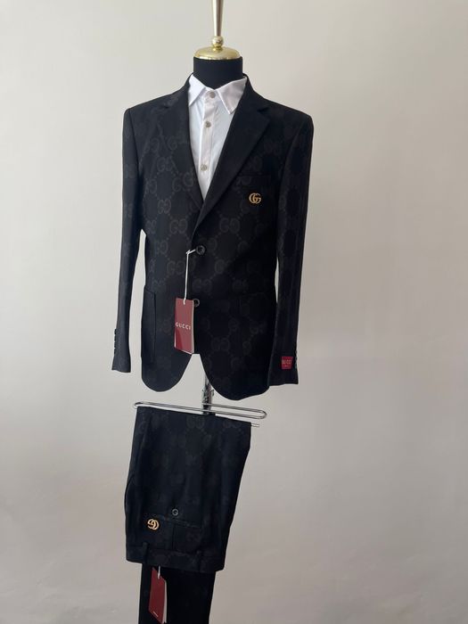 Costum Gucci , elegant