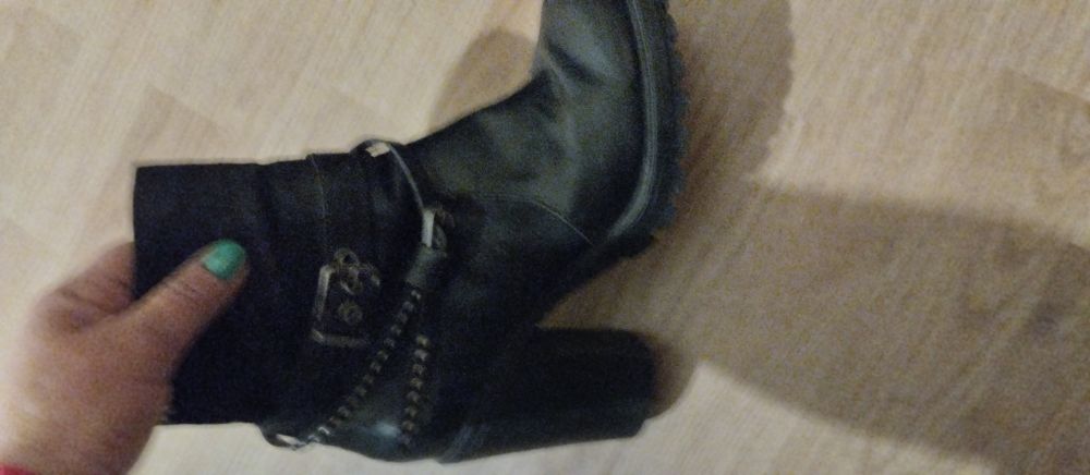 Продавам дамско кожено  яке и обувки