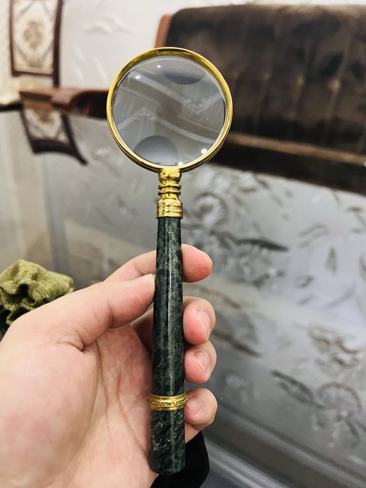 Премиальная ручная лупа с позолоченной оправой и каменной ручкой