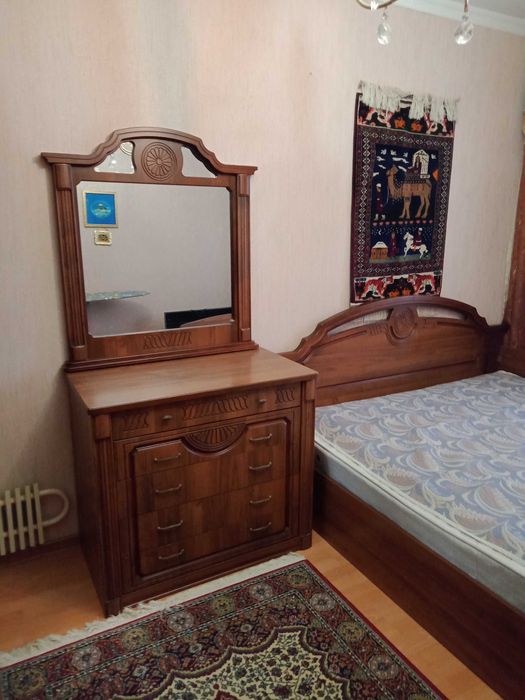 спальный гарнитур, кровать большая, шифонер.