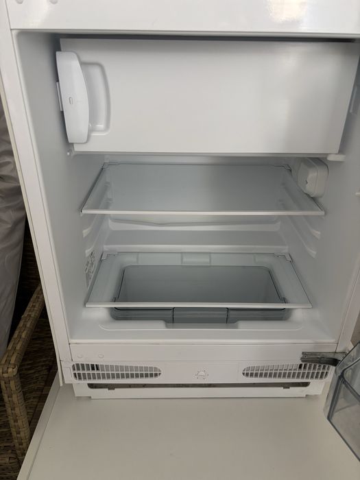 Хладилник за вграждане под плот Electrolux