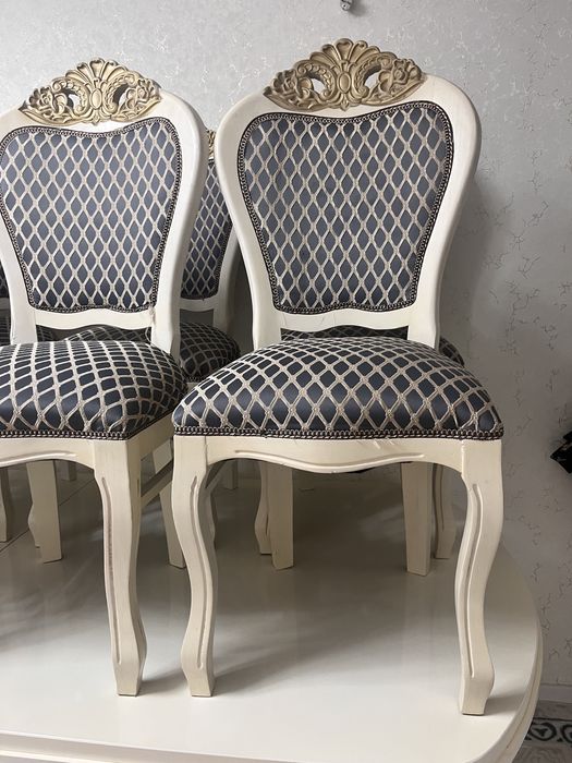 Стол со стульями