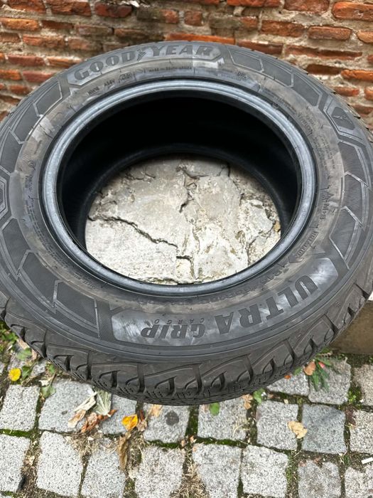 Гуми 215/65/15C Goodyer Ultra Grip